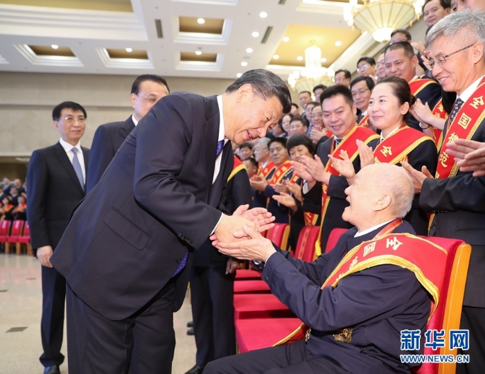 习近平会见全国退役军人工作会议代表