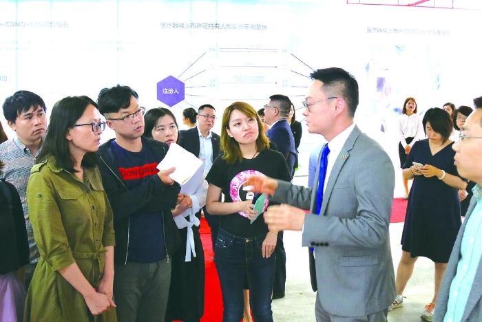 记者们走进上海医疗器械企业，了解实施一年多的医疗器械注册人制度运行情况。
