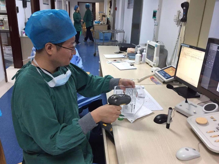 金华市中心医院手术科室工作人员扫码使用医疗器械。郑志浩 摄