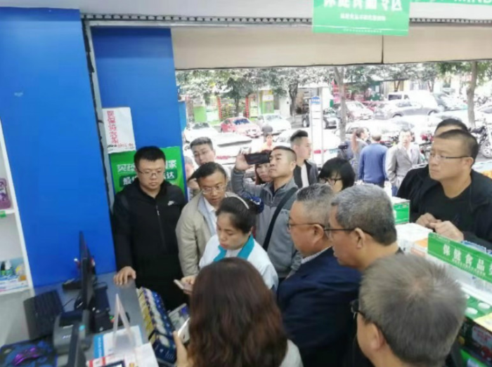与会人员参观重庆市区零售药店，学习监管经验。自治区药品监督管理局提供图片