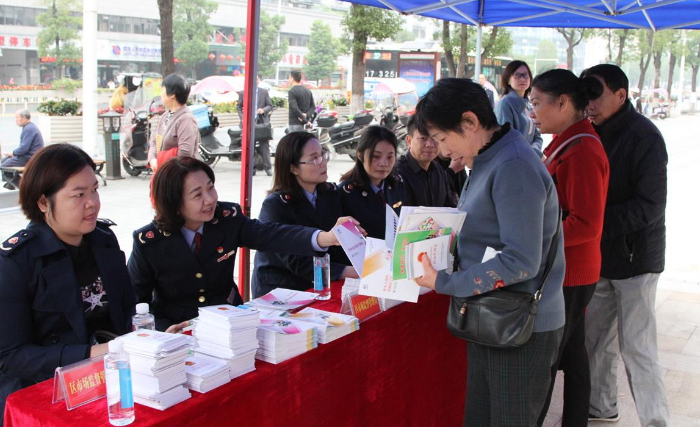 由中国健康传媒集团编写的安全用药科普资料和《药品管理法》《疫苗管理法》资料受到广大群众喜爱。.png