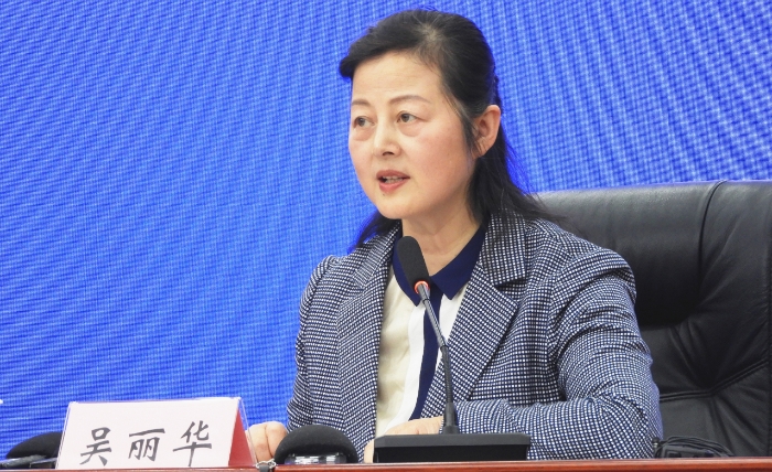 图为安徽省药品监督管理局党组书记、局长吴丽华回答记者提问。（记者 蒋守福 摄）.JPG