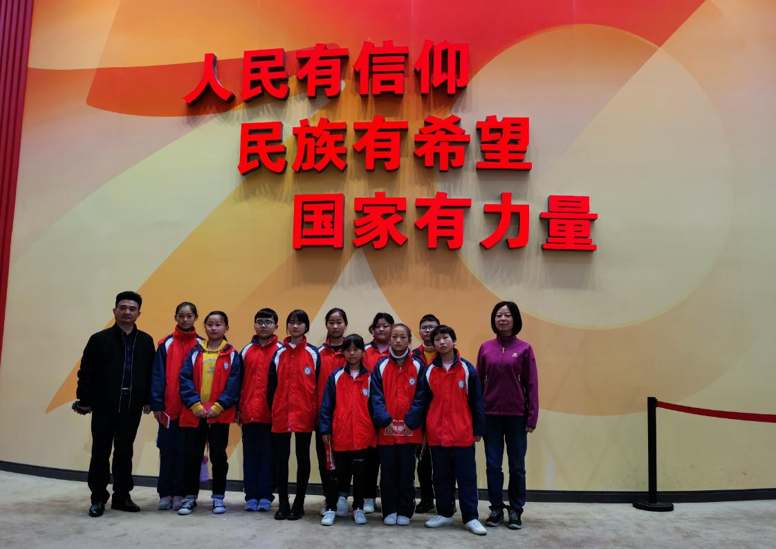 同学们在参观北京展览馆时合影