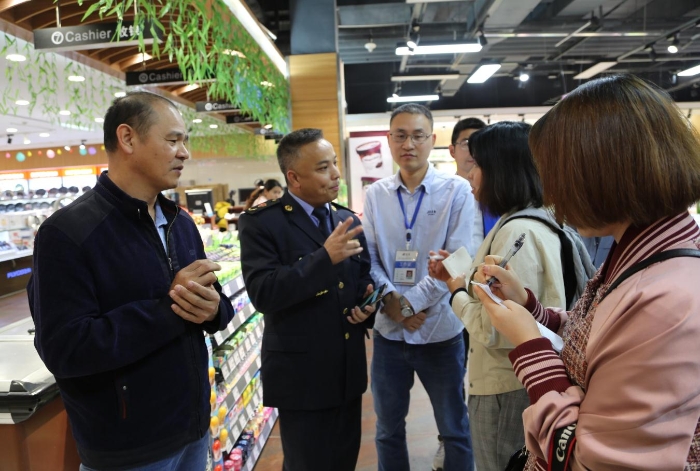 走进龙南县宏昌城连锁超市，零距离感受食品安全监管现状