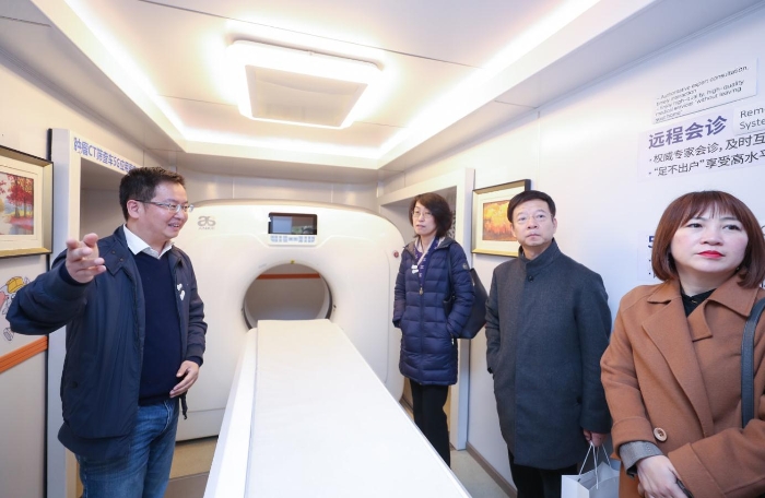 工作人员在介绍移动筛查车