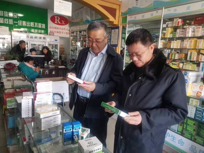 呼和浩特市市场监督管理局执法人员正在检查药店销售药品。杨燕摄