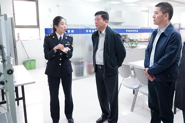 上海市药监局局长闻大翔带队调研静安区药械化监管工作