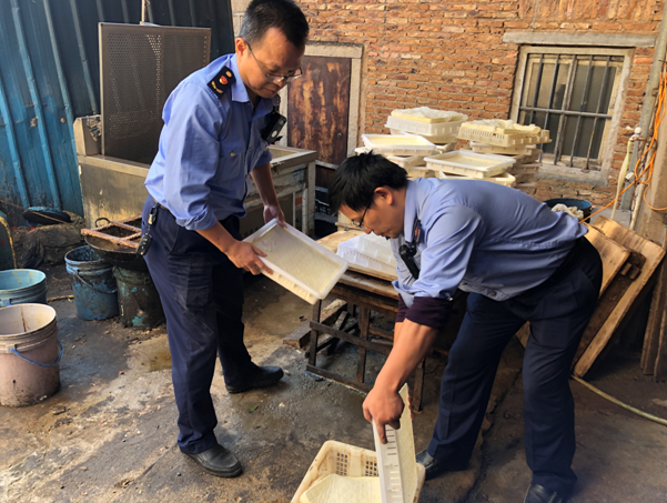 近期，福建省厦门市集美区市场监管所组织执法人员开展农村小作坊专项整治行动