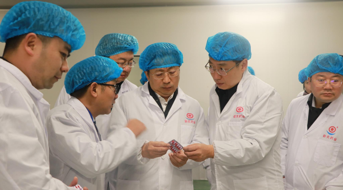 图为贵州省人民政府副省长谭炯率队到贵阳新天药业股份有限公司调研。