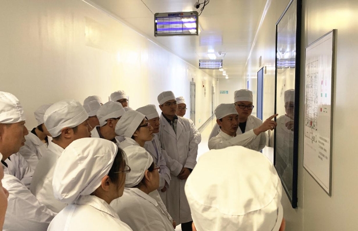 图为参训学员参观中国医学科学院医学生物学研究所生产车间。