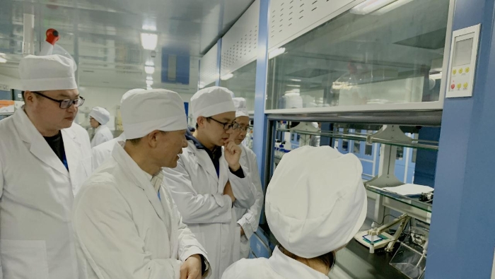 图为参训学员参观中国医学科学院医学生物学研究所质量控制实验室