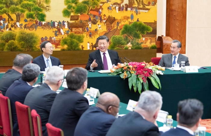 12月3日，国家主席习近平在北京人民大会堂会见出席“2019从都国际论坛”外方嘉宾。新华社记者 李涛 摄