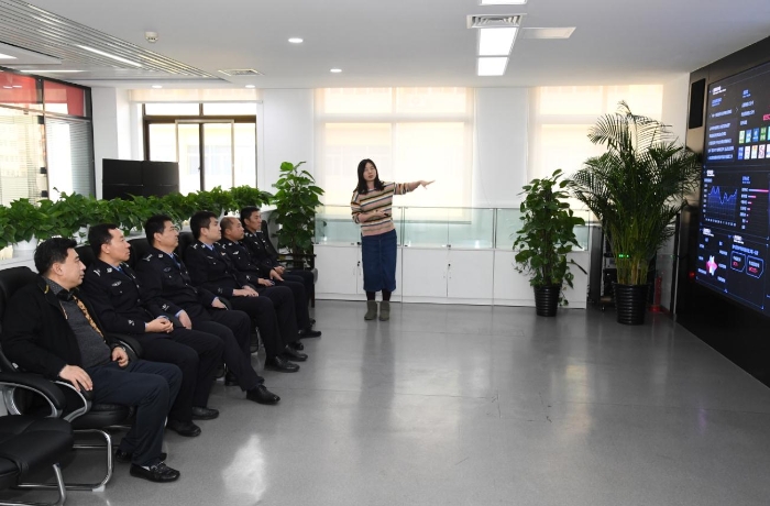 赵天冲一行了解传媒集团大数据中心建设情况。