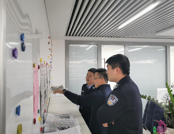 赵天冲一行在传媒集团参观。