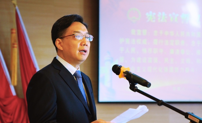 图为湖北省药品监督管理局党组书记、局长邓小川在宣誓后讲话。（记者 张皓亮 摄）