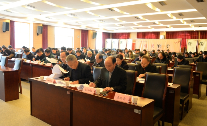 图为宣誓仪式结束后，湖北省药品监督管理局干部职工进行年度法律知识测试。（记者 张皓亮 摄）
