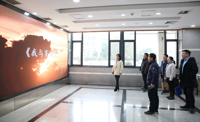 图为河南省药品监督管理局干部职工观看《我与宪法》微视频。（唐小淙 段志远 摄）
