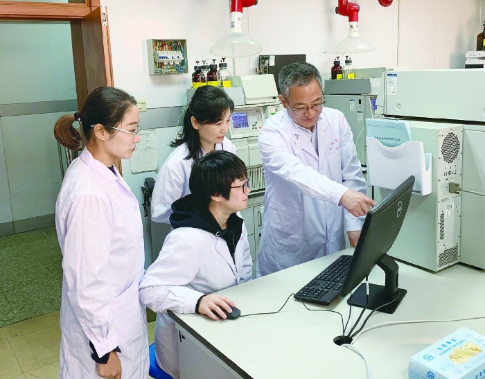 中检院中药民族药检定所检验人员进行中药质量评价实验。