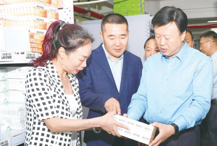 图为陕西省药监局局长应宏锋（前右一）带队在一家药品批发企业调研仓储情况。赵光 摄