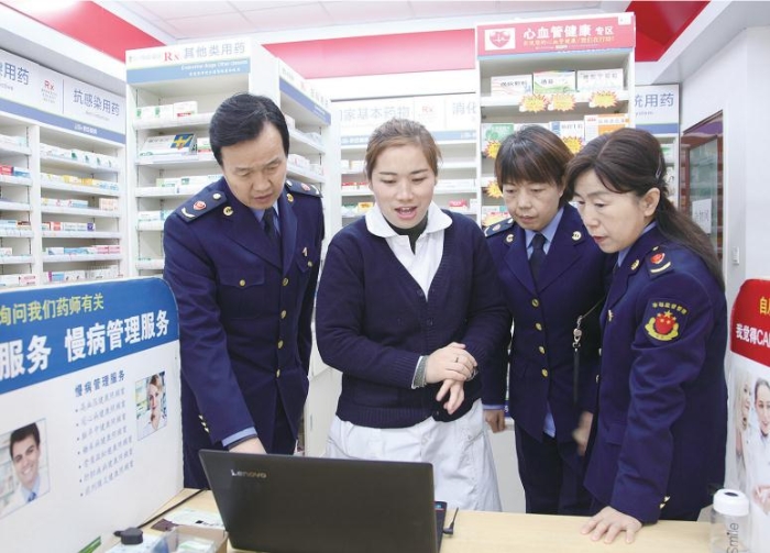 图为铜川市市场监管局执法人员在一家药品零售企业检查处方药销售情况。 李亚红 摄