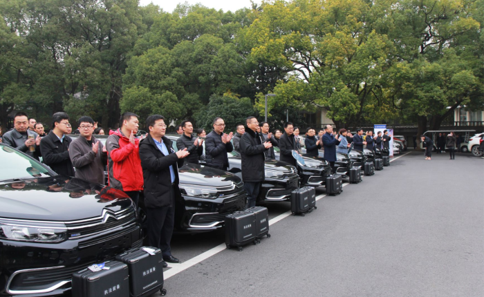培训结束前，湖北省局举办派出机构执法车辆和执法装备移交仪式。