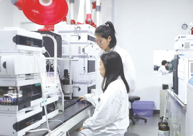 上海市食品药品检验所研究人员在进行检验方法的开发研究。