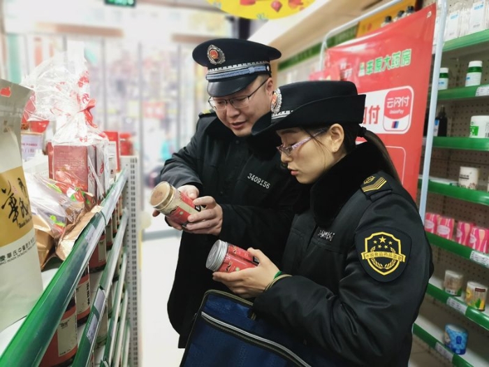 图为蚌埠市市场监督管理局执法人员检查零售药店