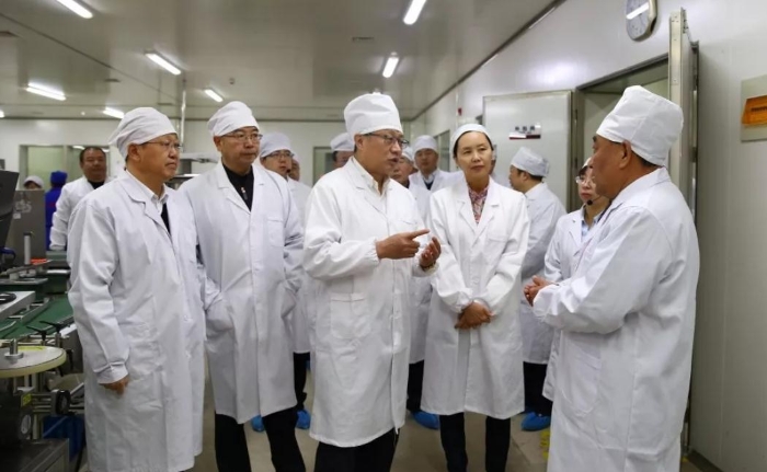 欧阳晓晖在药品生产企业了解药品生产情况。记者杨燕摄。