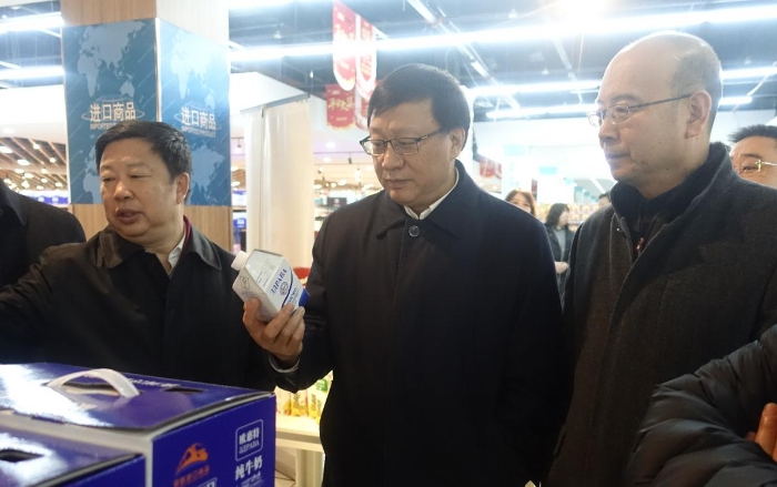 欧阳晓晖在呼和浩特市美通农副产品批发市场食全食美超市检查牛奶销售价格。记者杨燕摄
