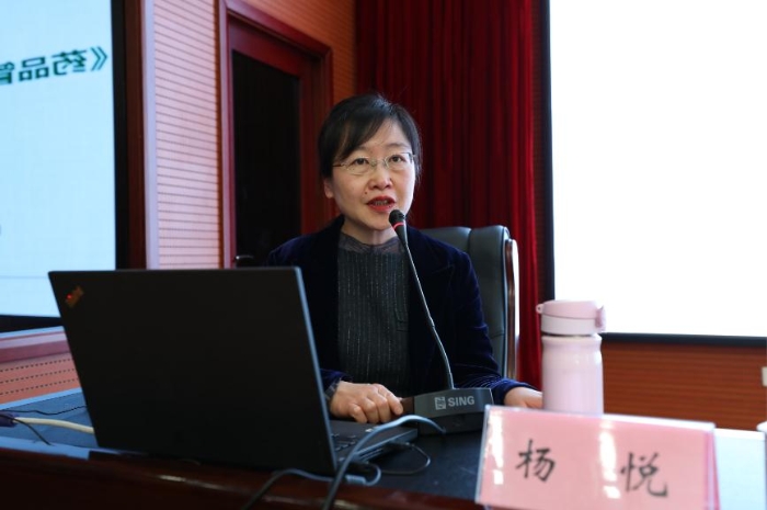 沈阳药科大学教授杨悦在培训班上授课。（马少宾 摄）