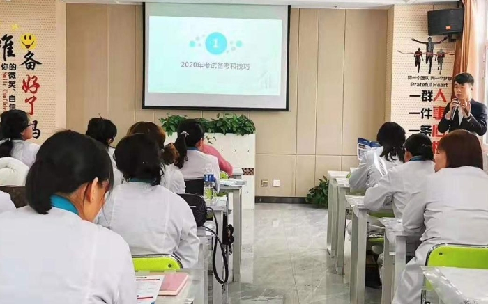 图为宣讲团为梨树县汇丰大药房连锁有限公司员工进行“两法”培训
