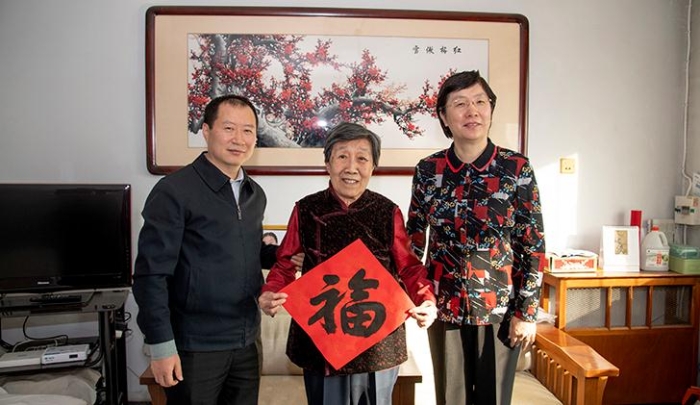 国家药监局领导班子走访慰问离休干部