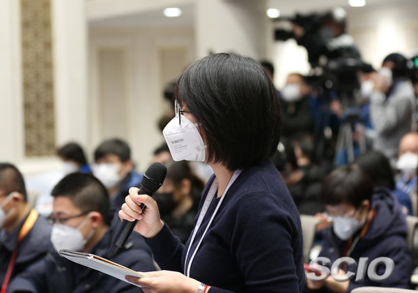 新加坡联合早报记者提问（焦非 摄）