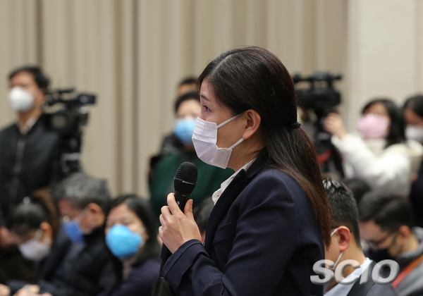 中央广播电视总台央视记者提问（焦非 摄）