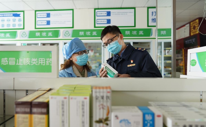 2月2日该局执法人员正在一家药店对抗病毒药品进行检查。