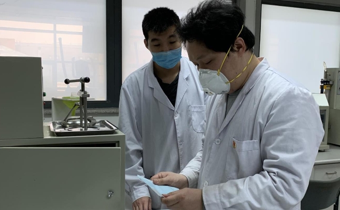 图为医用外科口罩测试样品制备。（中国食品药品网记者杨菲 摄）