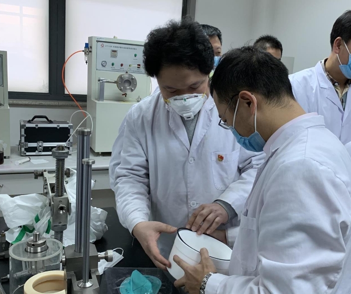 图为医用防护口罩过滤效率与气流阻力测试。（中国食品药品网记者杨菲 摄）