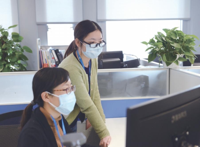 疫情防控工作中，器审中心工作人员加班加点开展应急审评。张晨光 摄