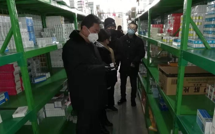图为吉林省药监局延边检查分局局长胡中玉（左一）带队检查药品经营企业。