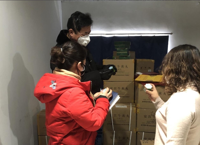 图为吉林省药监局延边检查分局局长胡中玉（中）带队检查药品经营企业药品储存情况。