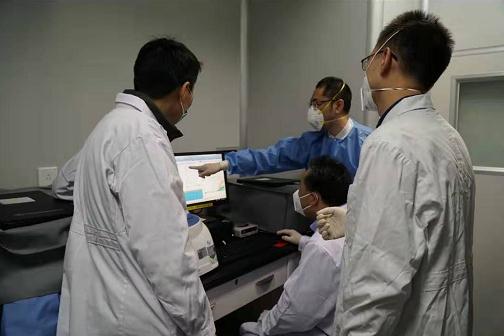 中国食品药品检定研究院体外诊断试剂检定所实验人员在讨论检测结果。李颖 摄