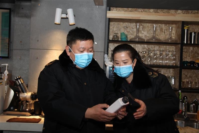 图为延吉市市场监管局执法人员对餐饮单位进行检查。