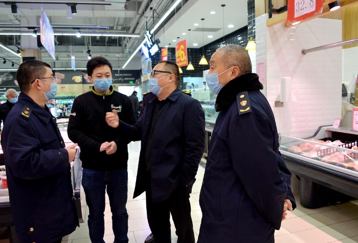 图为2月1日该局市场监管人员督导超市疫情防控工作。（李永辉 摄）