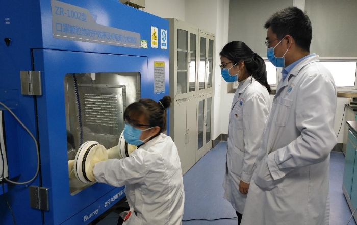 陕西省医疗器械质量监督检验院工作人员正在对医用口罩进行质量检测。