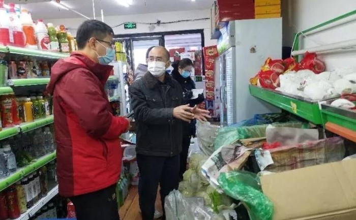 伊犁哈萨克自治区市场监督管理局检查组检查当地超市。（伊犁州市场监管局提供）
