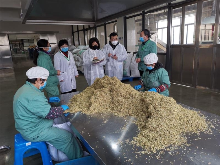 2月3日，上海市药监局赴上海康桥中药饮片有限公司等企业，检查疫情防控期间部分药品生产质量管理。