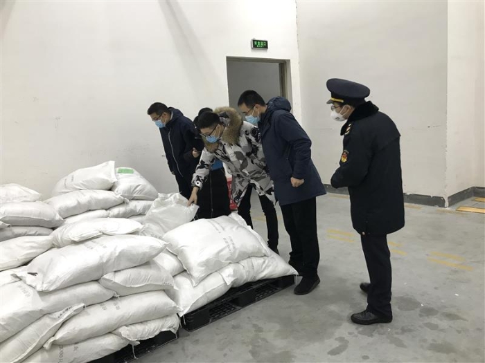 近日，上海市药监局执法人员赴疫情防控相关器械生产企业检查生产原料。