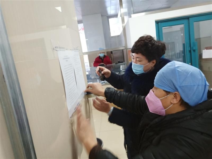 图为长春市市场监督管理局净月分局工作人员在一家食堂检查。