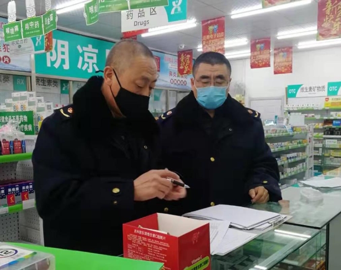 长春市市场监督管理局南关分局向辖区零售药店送达《价格提醒告诫书》。