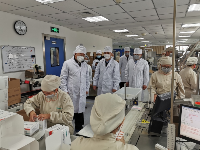 北京市药监局和原北京市食品药品监管局经济技术开发区分局组成督导组，到企业进行督导检查。（开发区分局供图）